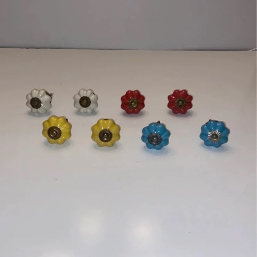 Pier 1 Drawer knobs set of 8
2 in each color( white,yellow, red, blue)